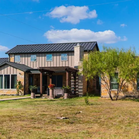 Large Modern home nestled in Alvarado! Hot Tub & Theater