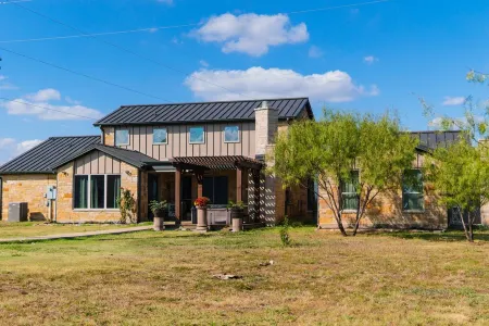 Large Modern home nestled in Alvarado! Hot Tub & Theater