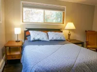2500 SF Remodeled Cottage on a Quiet Lake in the Woods Hotels in Newbold