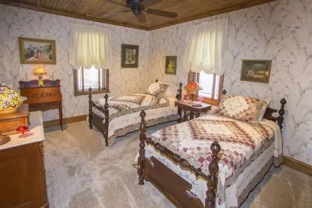 Miss Ida- Adorable Downtown Historic Cottage w/ Screened Porch