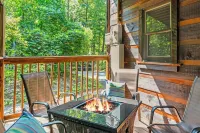 Perfect Hub: Near Gatlinburg & Pigeon Forge, Wi-Fi, New Hot Tub & Treetop Views!