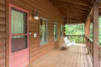 Our pondside cabin - a charming retreat with modern amenities near Wachusett Mtn