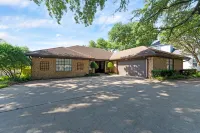 Clean, modern, luxury 4 bed room home on the water with pingpong table/Smart TVs Sam's Club附近的飯店