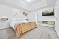 Convenient City Retreat with MASSIVE Backyard, 10 mins from Airport