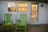 Bamboo Bungalow - cozy waterfront studio near the beach