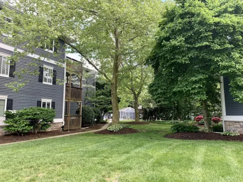 POOL, PARKING, 2BR 2 BA, walk to town!