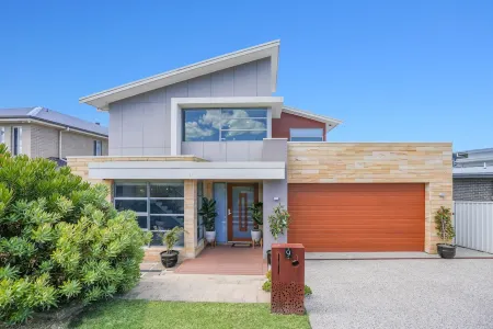 Entire Ocean View Shell Cove Mansion - Sleeps 16 guests 5 minute from the beach! Отели в г. Шеллхарбор