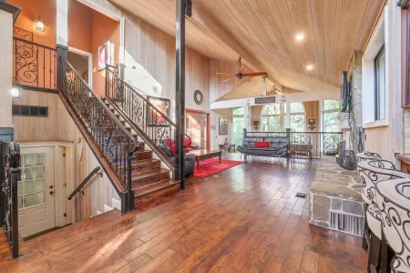 Luxurious Escape-DOUBLE Masters and GOURMET Kitchen with New air conditioning Отели в г. Фресно