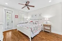 Spacious 5 bedroom Watercolor Home- close to pool, yard. INC. GOLF CART+4 BIKES