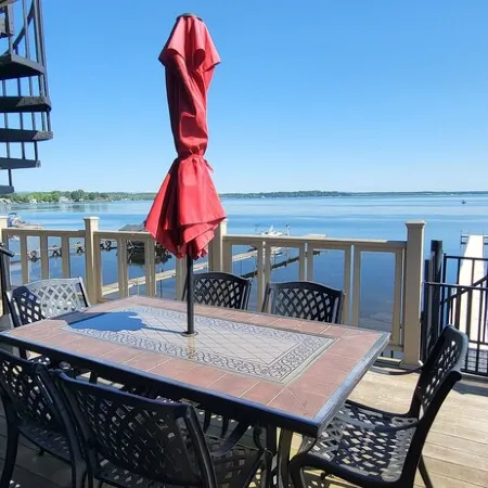 Lakefront, Dock, Near Restaurants, Track & Downtown Saratoga Springs!