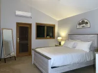 The Light Forest Chalet- minutes to beach, skiing and more!