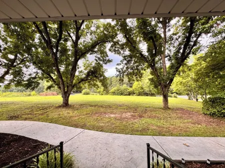 NO CLEANING FEE Century farmhouse on Lake Keowee near Clemson Отели в г. Окони Каунти