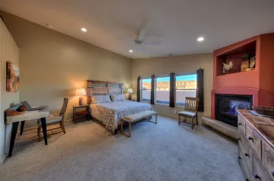 2 King Beds, Amazing Views, Pool-seasonal & Hot tub-year round