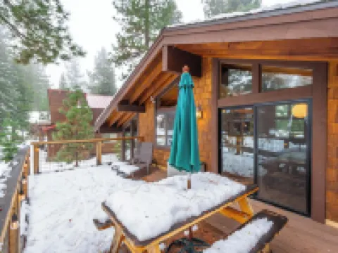 Roundridge Retreat - Dollar Point - Hot Tub - 2 Decks - BBQ - Fireplace Hotels in Dollar Point