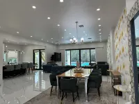 Luxe Pool-Side 6-Bed Villa in Naples Minutes to Vanderbilt Beach and Mercato!