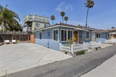 Charming Ventura Beach Bungalow on Prime Beach Lane in Pierpont by the Sea 월마트 슈퍼센터 주변 호텔