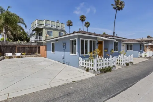 Charming Ventura Beach Bungalow on Prime Beach Lane in Pierpont by the Sea