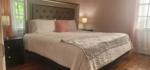 Open Plan 1BR Apt with King Bed in Historic City