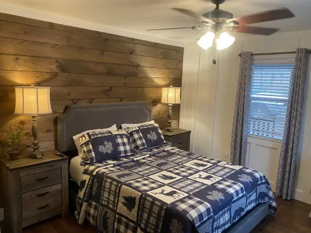 🌟Cozy Mountain Cottage w/ Hot Tub & Porch Swing Bed🌟