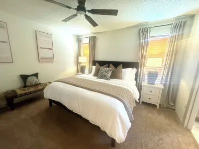 Casa De Augustine - Newly renovated 3 bed pool home with golf course views Hotel in zona Joe Stangry Stadium