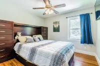 Tailgate House Near Stadium! Fire pit, basketball ct, pool table! Cozy and fun!