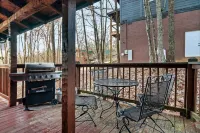 Cozy Cabin w/ 2 King Beds, Fireplace, Hot Tub, Foosball, Arcade and BBQ! - ชาเลต์
