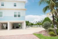 Stunning & Welcoming Pool Home on Canal
