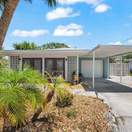 Beautiful Nokomis Beach Cottage. Walk to Beach w/Tranquil & Private Patio