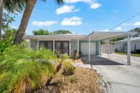 Beautiful Nokomis Beach Cottage. Walk to Beach w/Tranquil & Private Patio - 4-Star