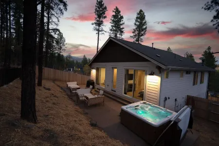 Downtown New Modern Mountain Home with Game Room- Large Groups Welcome! Отели рядом с достопримечательностью «Обсерватория Лоуэлла»