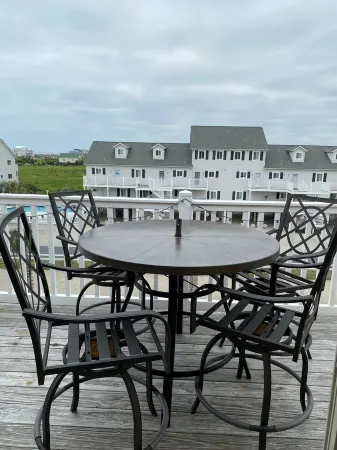 1 Bedroom 1 Bath 3rd Floor Condo @ Dockside Landing. Close walk to the beach!