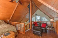 Cozy Cottage Retreat,  Close to Yosemite, Beautiful Views, Hot Tub & More!