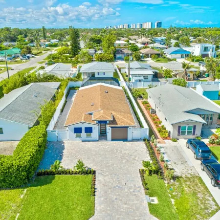 Sea Breeze Paradise - Walk to Vanderbilt Beach and Mercato, Heated Pool Home