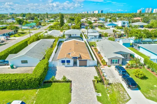 Sea Breeze Paradise - Walk to Vanderbilt Beach and Mercato, Heated Pool Home
