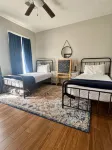 Historic Bungalow! 2bed, 2bath, 2den, Downtown Humble, IAH 8min!