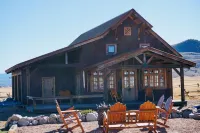 Unique 40 AC Horse Friendly Ranch Renovated 1850 Miners Cabin w/3000 SF Addition - 4つ星