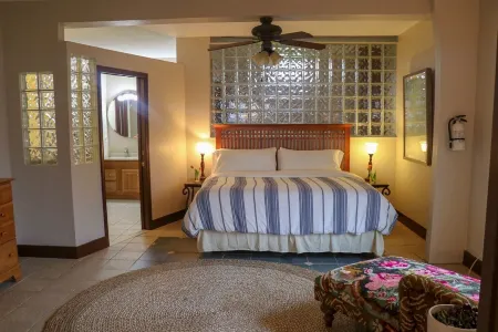 Huge Lakefront A-frame on Owasco, 4 king bedrooms, 5 bathrooms, Sleeps 10-12 Отели в г. Флеминг