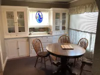 Main Street Cottage with park across the street. Walk to downtown area.