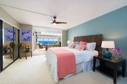 Puu Poa Ocean Bluff Condo, Incredible Views, Walk to Beaches
