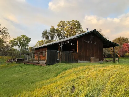 Stylish lodge w/ spa bathrooms, river, views, hot tub, between 2 Yosemite Gates