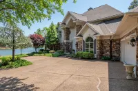 Lake Balboa Executive Home, Lakeview Every Room. Private Peninsula