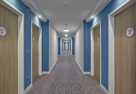 2. 홀리데이 인 익..