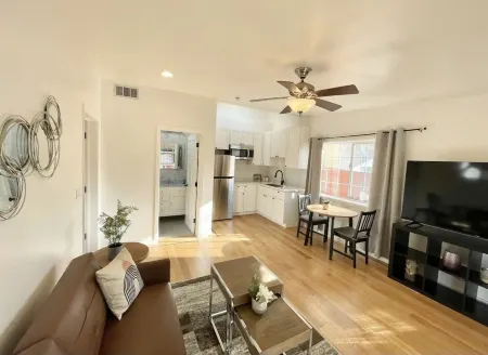 Newly Remodel Guest Suite-Separate Entrance Отели рядом с достопримечательностью «Дэвидсон, Маунт»