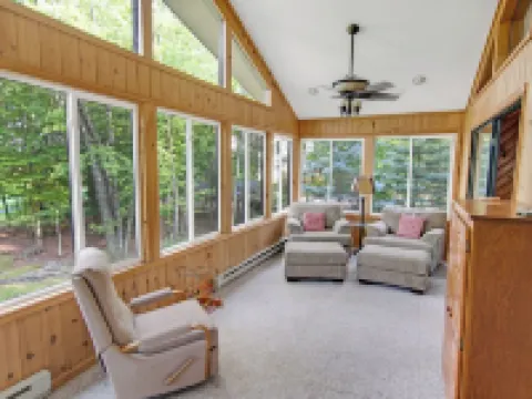 Golf Course Getaway: XL Cabin w/ Hot Tub, Pools, Beaches, Game Room, King Bed 萊克酒店