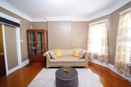 Charming 1-bedroom house in lovely East Orange with WiFi, AC