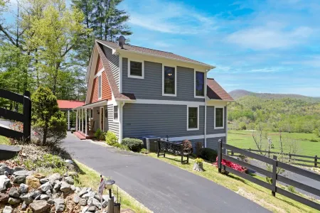 NEW! Valley View Mountain Getaway