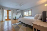 NEW Mid Century Expansive Hillside 4-bed nature retreat on 100+ acres - Wifi