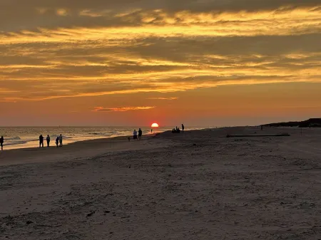 Welcome to BIS BALD!, your Oceanfront Escape on BHI! Отели в г. Болд Хед Айленд