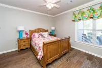 Lakeside vacationing close to golf courses, restaurants and boat rental company!