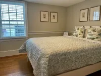 West End - Commercial Street, Charming 2-Bedroom with Beach Access - Sleeps 4! 프로빈스타운 호텔